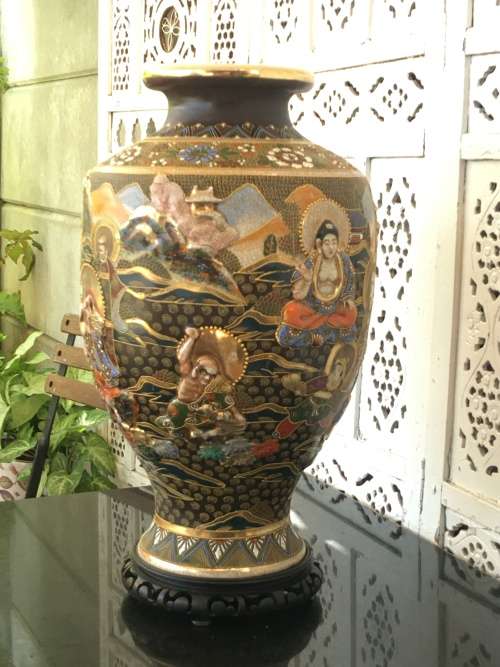 STUNNING LARGE SIGNED RYOZAN MEIJI PERIOD SATSUMA MORIAGE VASE ON A WOODEN BASE