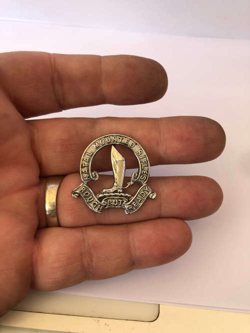 WW2 SOUTH AFRICAN MILITARY -  NATAL MOUNTED RIFLES CAP / BERET BADGE - ROUGH BUT READY