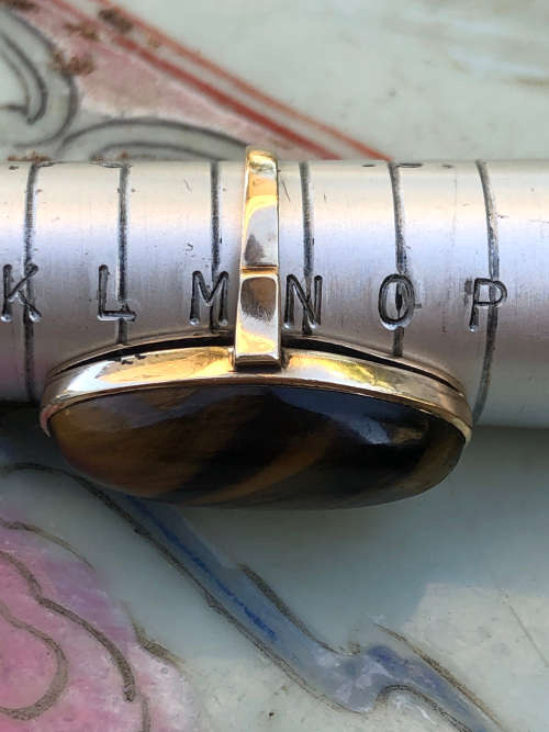 9ct YELLOW GOLD AND TIGERS EYE DRESS RING - STUNNING LARGE OVAL DESIGN - 6.02g