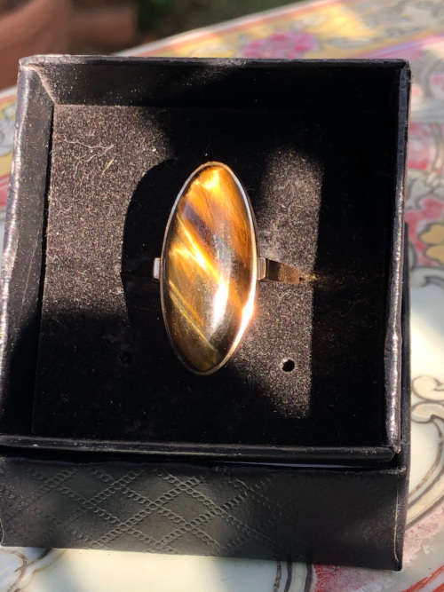 9ct YELLOW GOLD AND TIGERS EYE DRESS RING - STUNNING LARGE OVAL DESIGN - 6.02g