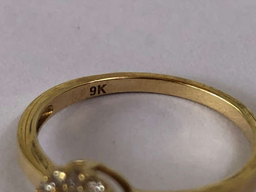 GORGEOUS 9ct VINTAGE YELLOW GOLD AND CZ CLUSTER RING  - SIZE M1/4 - 1.59g