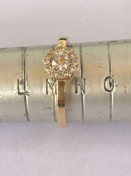 GORGEOUS 9ct VINTAGE YELLOW GOLD AND CZ CLUSTER RING  - SIZE M1/4 - 1.59g