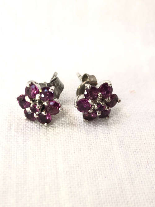 BEAUTIFUL !!! PAIR OF STERLING SILVER AND AMETHYST CLUSTER EARRINGS - 1.64g