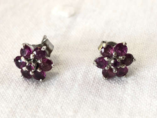 BEAUTIFUL !!! PAIR OF STERLING SILVER AND AMETHYST CLUSTER EARRINGS - 1.64g