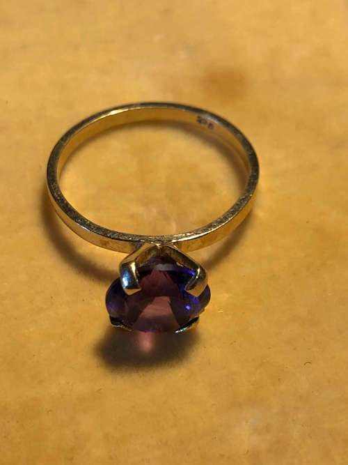 WOW !! STUNNING VINTAGE 9ct YELLOW GOLD AND AMETHYST DRESS RING - SIZE P - CLEARLY MARKED - 2.41g