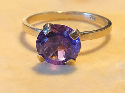WOW !! STUNNING VINTAGE 9ct YELLOW GOLD AND AMETHYST DRESS RING - SIZE P - CLEARLY MARKED - 2.41g