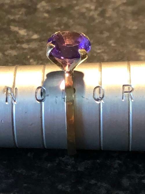 WOW !! STUNNING VINTAGE 9ct YELLOW GOLD AND AMETHYST DRESS RING - SIZE P - CLEARLY MARKED - 2.41g