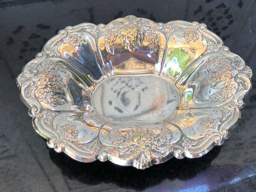STUNNING PIECE !!! BEAUTIFULLY EMBOSSED SILVER PLATED DRESSING TABLE TRINKET DISH
