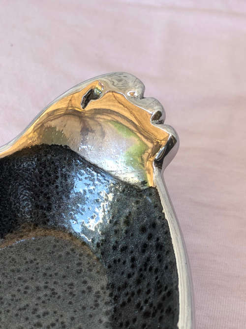 CARROL BOYES (1954 - 2019) - ORIGINAL HEADS PATTERN PATE DISH - BRAND NEW FUNCTIONAL ART