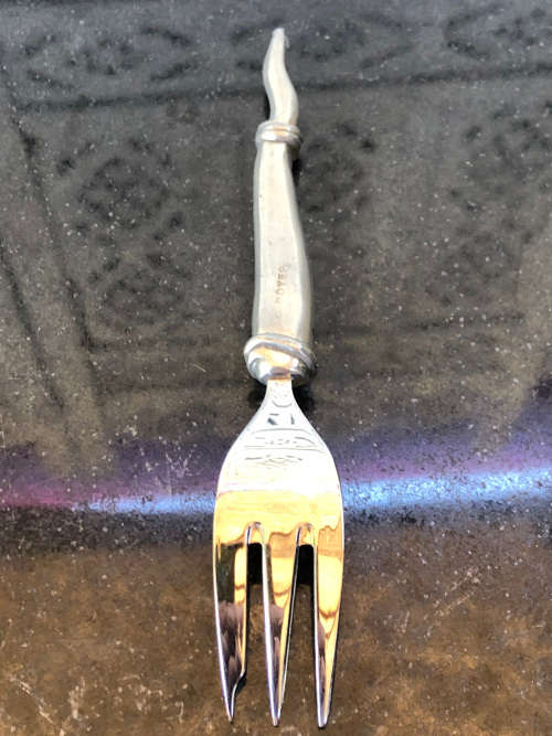 CARROL BOYES (1954 - 2019) TORCH PATTERN MINI PATE KNIFE - CLEARLY MARKED