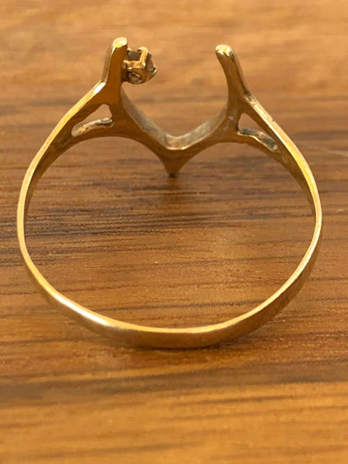 CUTE QUAINT CLASSIC DESIGN 9ct YELLOW GOLD AND CZ WISHBONE RING - SIZE P - 1.07g