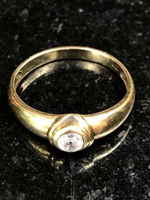 WOW !!! STUNNING 9ct YELLOW GOLD WITH CUBIC ZIRCONIA FASHION RING - SIZE O - 2.38 g