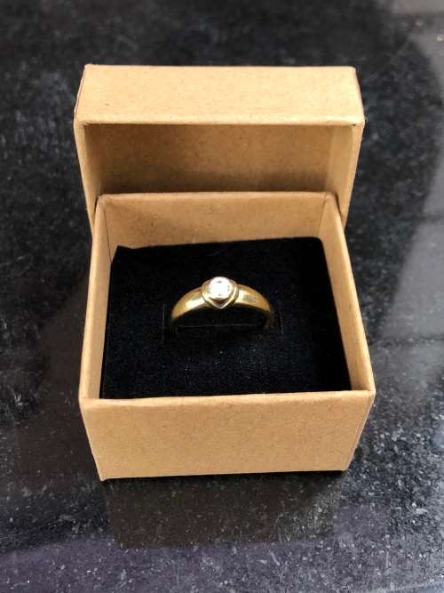 WOW !!! STUNNING 9ct YELLOW GOLD WITH CUBIC ZIRCONIA FASHION RING - SIZE O - 2.38 g