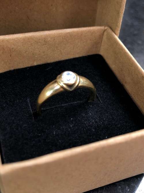 WOW !!! STUNNING 9ct YELLOW GOLD WITH CUBIC ZIRCONIA FASHION RING - SIZE O - 2.38 g