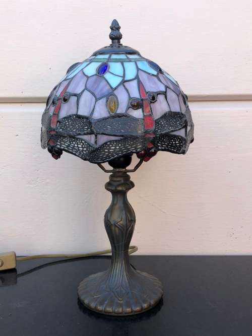STUNNING VINTAGE TIFFANY STYLE LEAD GLASS TABLE LAMP IN FULL WORKING ORDER