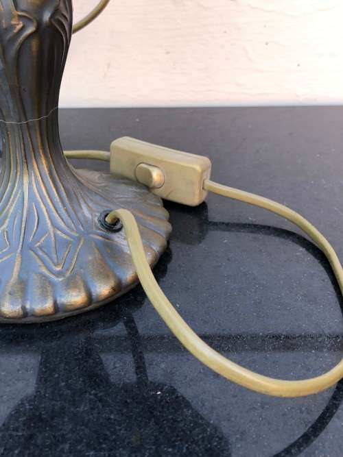 STUNNING VINTAGE TIFFANY STYLE LEAD GLASS TABLE LAMP IN FULL WORKING ORDER