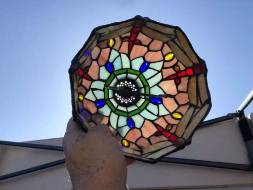 STUNNING VINTAGE TIFFANY STYLE LEAD GLASS TABLE LAMP IN FULL WORKING ORDER