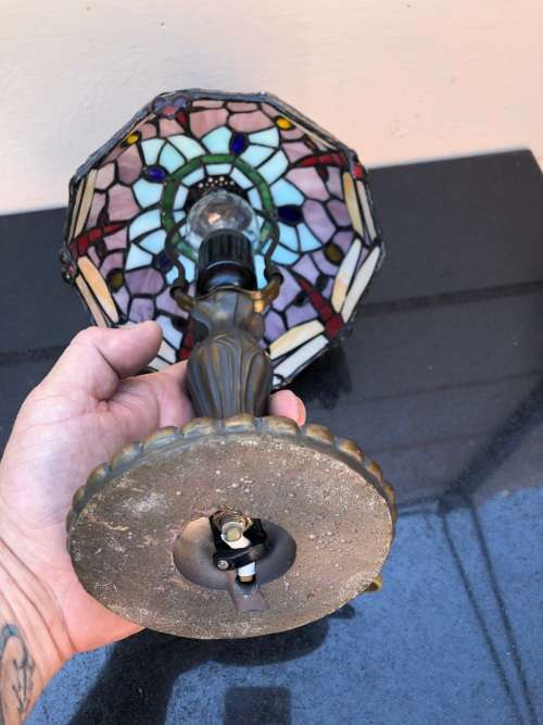 STUNNING VINTAGE TIFFANY STYLE LEAD GLASS TABLE LAMP IN FULL WORKING ORDER