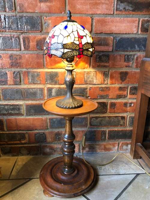 STUNNING VINTAGE TIFFANY STYLE LEAD GLASS TABLE LAMP IN FULL WORKING ORDER
