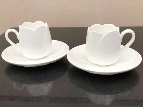 Collectors !!! Ultra Rare ALESSI Porcelain Demitasse / Mocha pair of Tulip Pattern Cups and Saucers