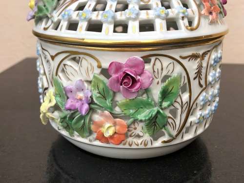 WOW !!! CARL THIEME FOR DRESDEN (1902 - 1920) RARE PIERCED AND EMBELLISHED LIDDED BOWL