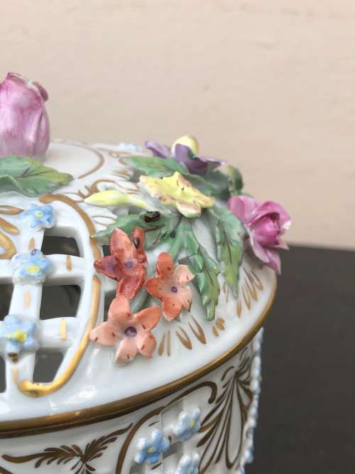 WOW !!! CARL THIEME FOR DRESDEN (1902 - 1920) RARE PIERCED AND EMBELLISHED LIDDED BOWL