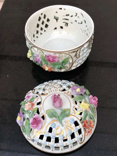 WOW !!! CARL THIEME FOR DRESDEN (1902 - 1920) RARE PIERCED AND EMBELLISHED LIDDED BOWL