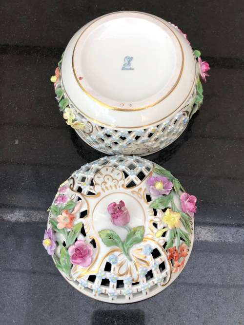 WOW !!! CARL THIEME FOR DRESDEN (1902 - 1920) RARE PIERCED AND EMBELLISHED LIDDED BOWL