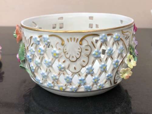 WOW !!! CARL THIEME FOR DRESDEN (1902 - 1920) RARE PIERCED AND EMBELLISHED LIDDED BOWL