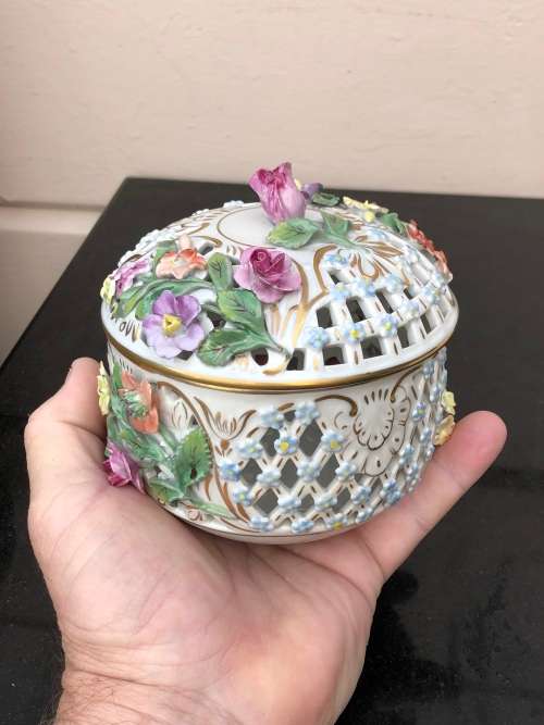 WOW !!! CARL THIEME FOR DRESDEN (1902 - 1920) RARE PIERCED AND EMBELLISHED LIDDED BOWL