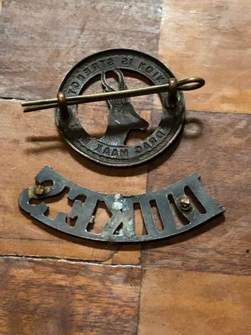 SADF !!! 1915 SOUTH AFRICAN 4TH INFANTRY CAP BADGE AND A DUKES BADGE