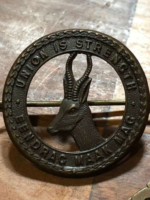 SADF !!! 1915 SOUTH AFRICAN 4TH INFANTRY CAP BADGE AND A DUKES BADGE