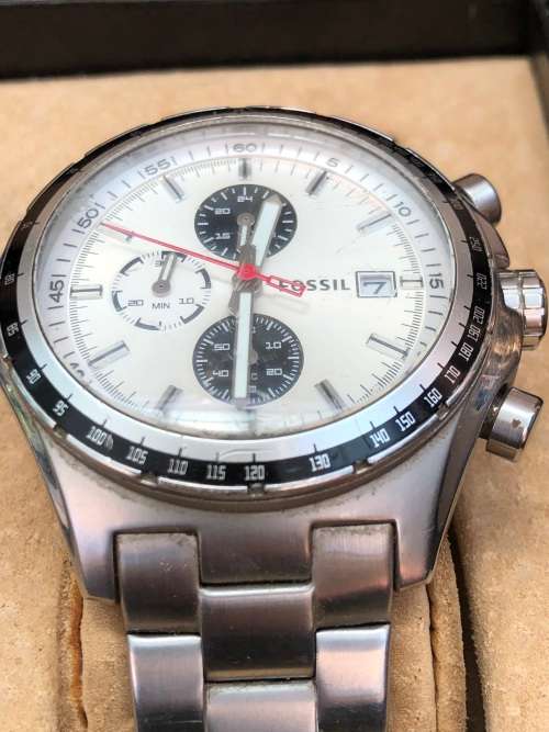 PAIR OF COLLECTABLE MENS FOSSIL WATCHES IN A LEATHER DISPLAY CASE - WORKING 100%