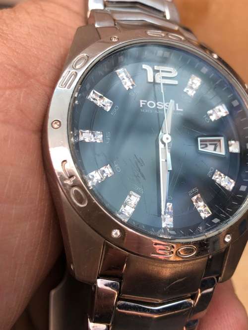 PAIR OF COLLECTABLE MENS FOSSIL WATCHES IN A LEATHER DISPLAY CASE - WORKING 100%