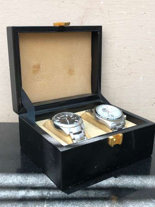 PAIR OF COLLECTABLE MENS FOSSIL WATCHES IN A LEATHER DISPLAY CASE - WORKING 100%