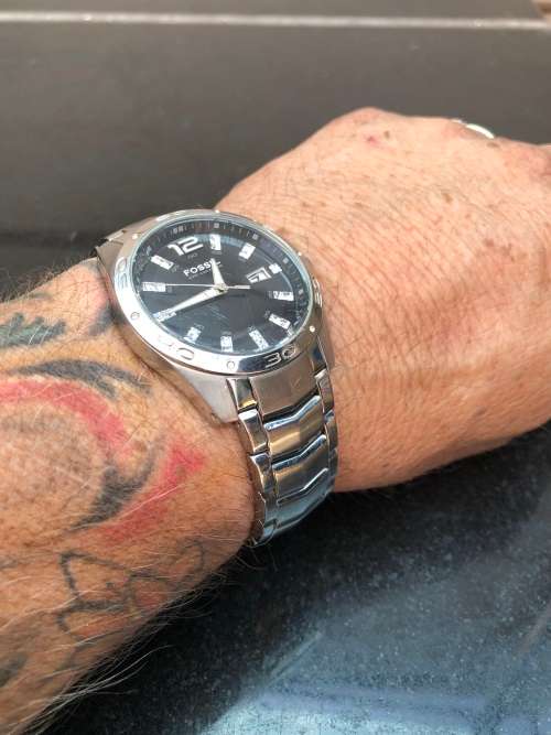 PAIR OF COLLECTABLE MENS FOSSIL WATCHES IN A LEATHER DISPLAY CASE - WORKING 100%