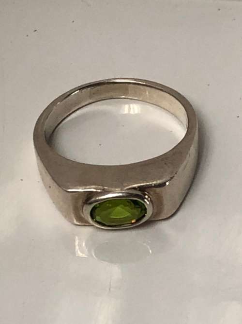 BEAUTIFUL STERLING SILVER AND PERIDOT DRESS RING - 4.92g - SIZE P