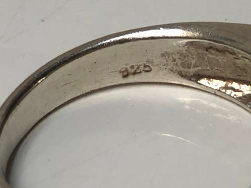 BEAUTIFUL STERLING SILVER AND PERIDOT DRESS RING - 4.92g - SIZE P