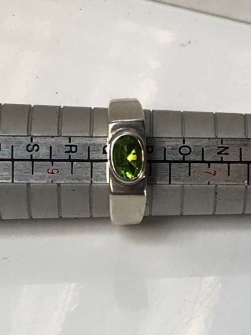 BEAUTIFUL STERLING SILVER AND PERIDOT DRESS RING - 4.92g - SIZE P