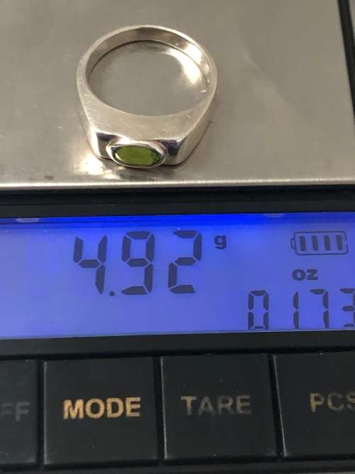 BEAUTIFUL STERLING SILVER AND PERIDOT DRESS RING - 4.92g - SIZE P