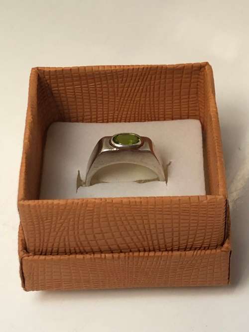 BEAUTIFUL STERLING SILVER AND PERIDOT DRESS RING - 4.92g - SIZE P