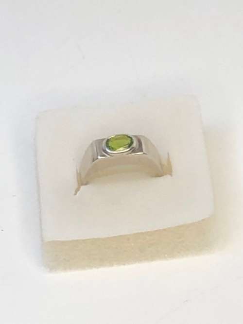 BEAUTIFUL STERLING SILVER AND PERIDOT DRESS RING - 4.92g - SIZE P