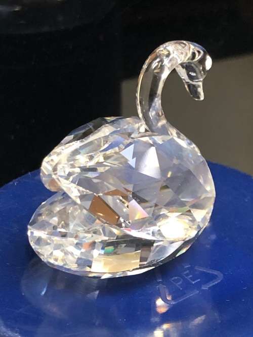 MID SIZED SWAROVSKI CRYSTAL SWAN IN AN ORIGINAL BOX - MINT CONDITION