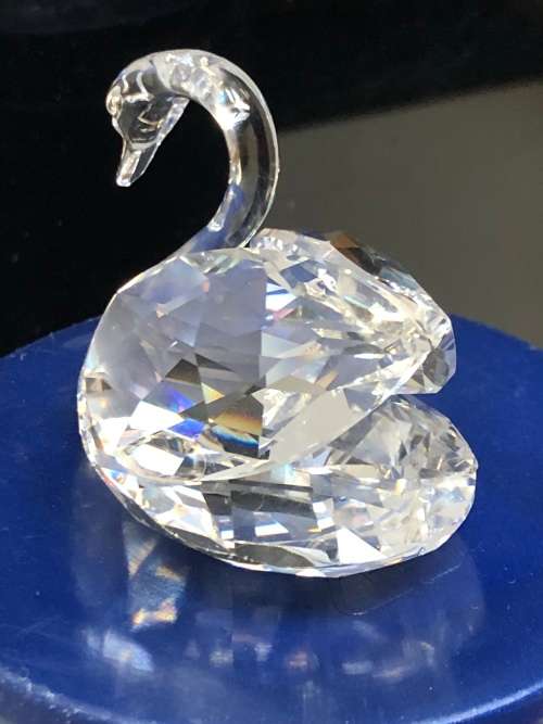 MID SIZED SWAROVSKI CRYSTAL SWAN IN AN ORIGINAL BOX - MINT CONDITION