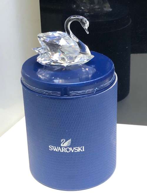 MID SIZED SWAROVSKI CRYSTAL SWAN IN AN ORIGINAL BOX - MINT CONDITION