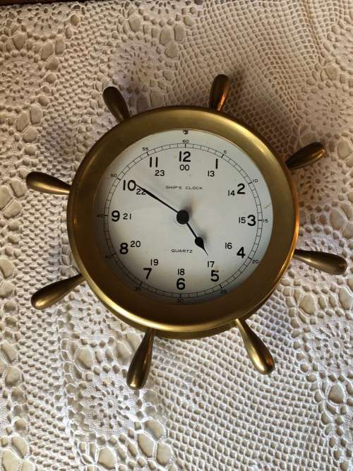 HEAVY SOLID BRASS SHIPS WHEEL PORTAL CLOCK WITH QUARTZ MOVEMENT - WORKING 100%