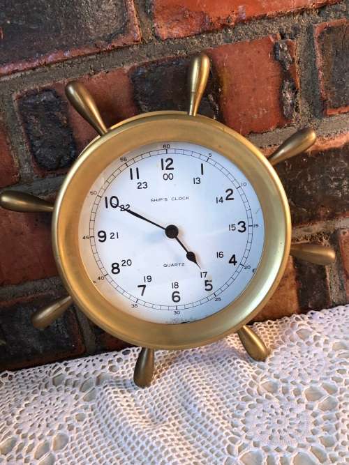 HEAVY SOLID BRASS SHIPS WHEEL PORTAL CLOCK WITH QUARTZ MOVEMENT - WORKING 100%