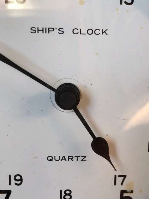 HEAVY SOLID BRASS SHIPS WHEEL PORTAL CLOCK WITH QUARTZ MOVEMENT - WORKING 100%