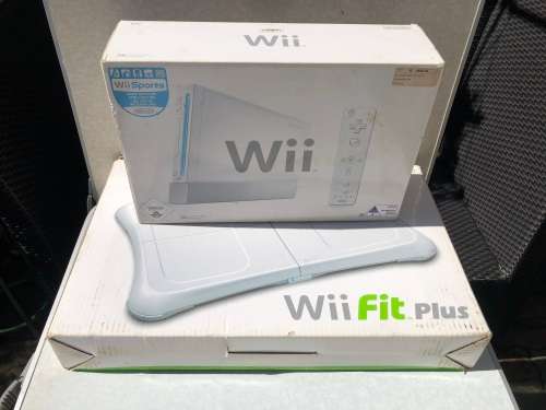 WII WHITE CONSOLE IN THE BOX WORKING 100% WITH NUNCHUCKS AND ONE CONTROLLER