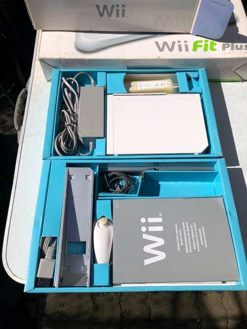 WII WHITE CONSOLE IN THE BOX WORKING 100% WITH NUNCHUCKS AND ONE CONTROLLER